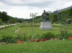  Constructions and architecture Jardin des plantes : Buffon (1908)   Jean Carlus (1852-1930)  photo prise le Paris le 8-06-2012