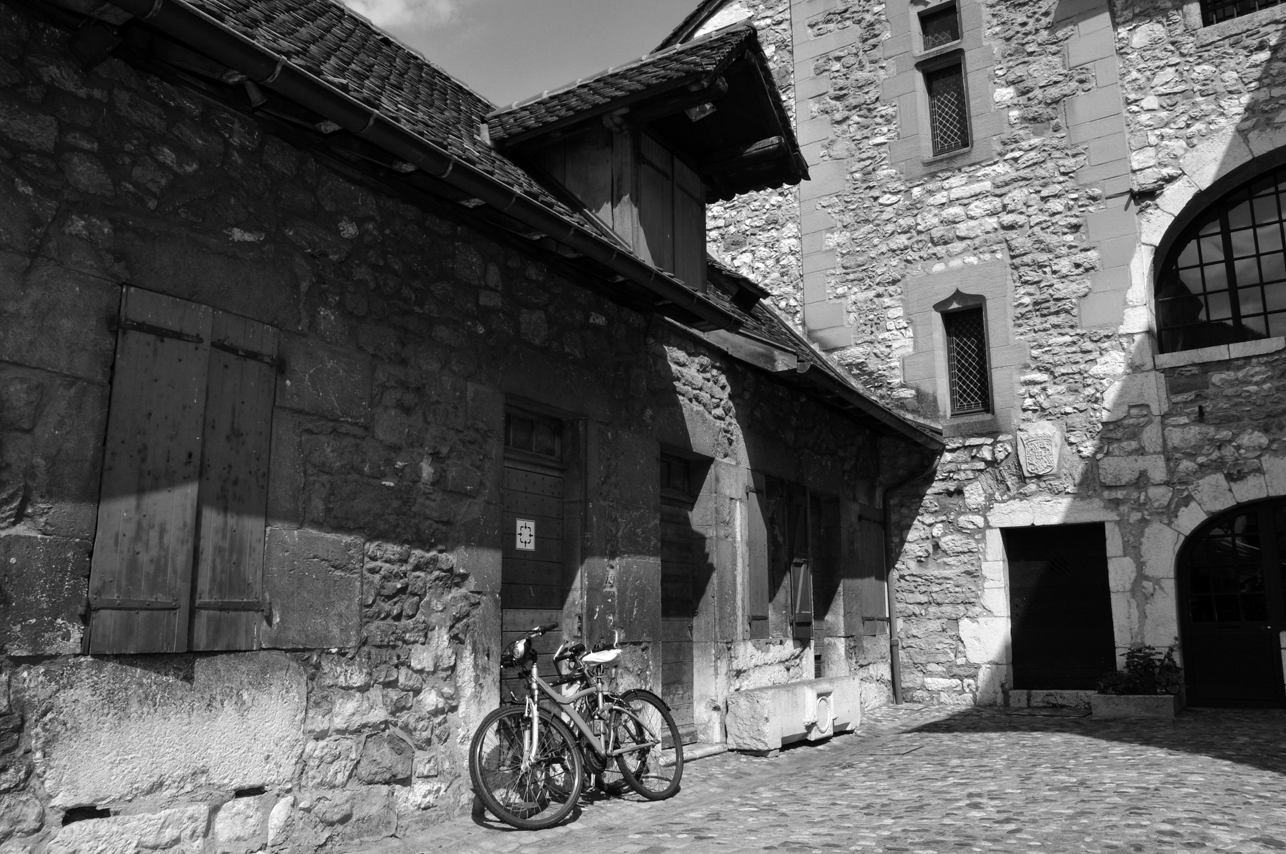 Fonds d'cran Constructions et architecture Maisons La vieille maison et le vlo