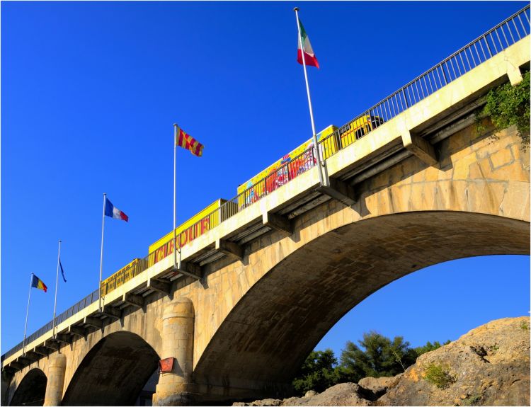 Wallpapers Constructions and architecture Bridges - Aqueduct L'arrive du cirque !!!!!