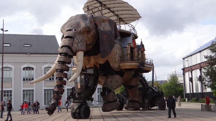 Fonds d'cran Constructions et architecture Statues - Monuments lphant Machine de l'le