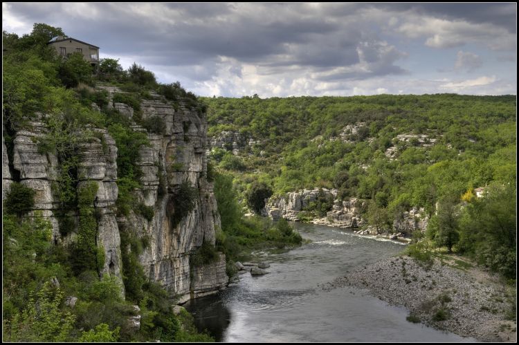 Fonds d'cran Nature Fleuves - Rivires - Torrents La maison sur la falaise