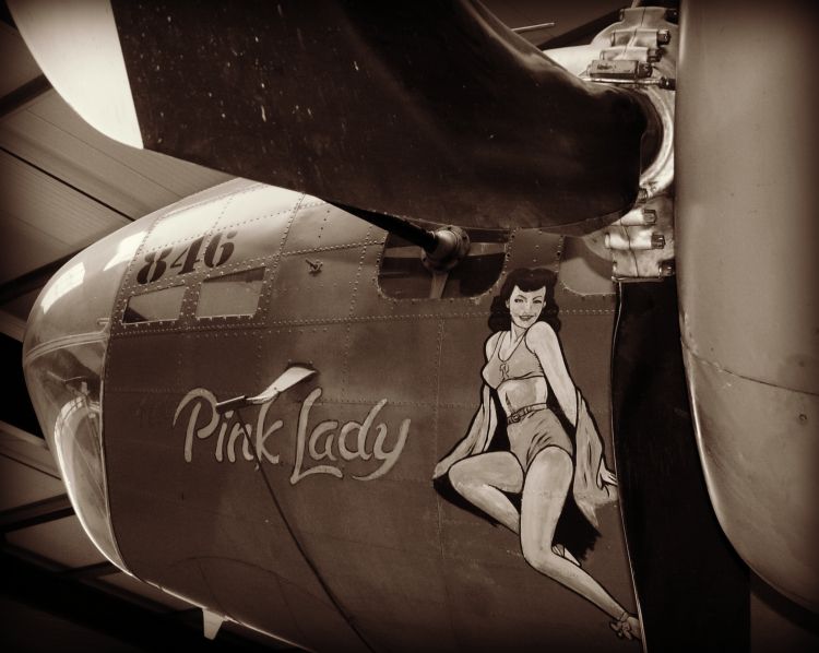 Fonds d'cran Avions Avions militaires B17 Pink Lady  et sa jeep