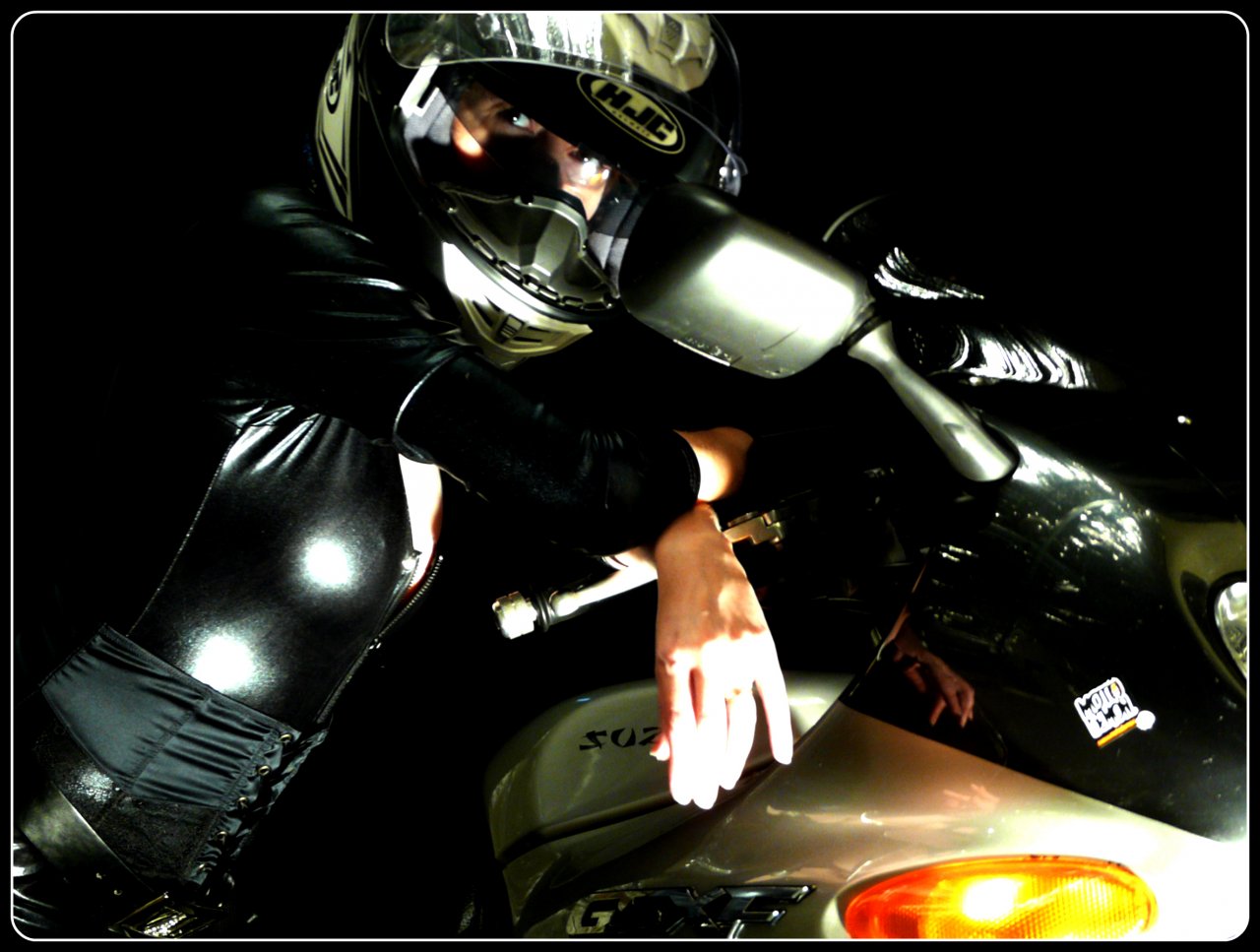 Wallpapers Motorbikes Girls and motorbikes Suzuki 750 Gsxf 1998