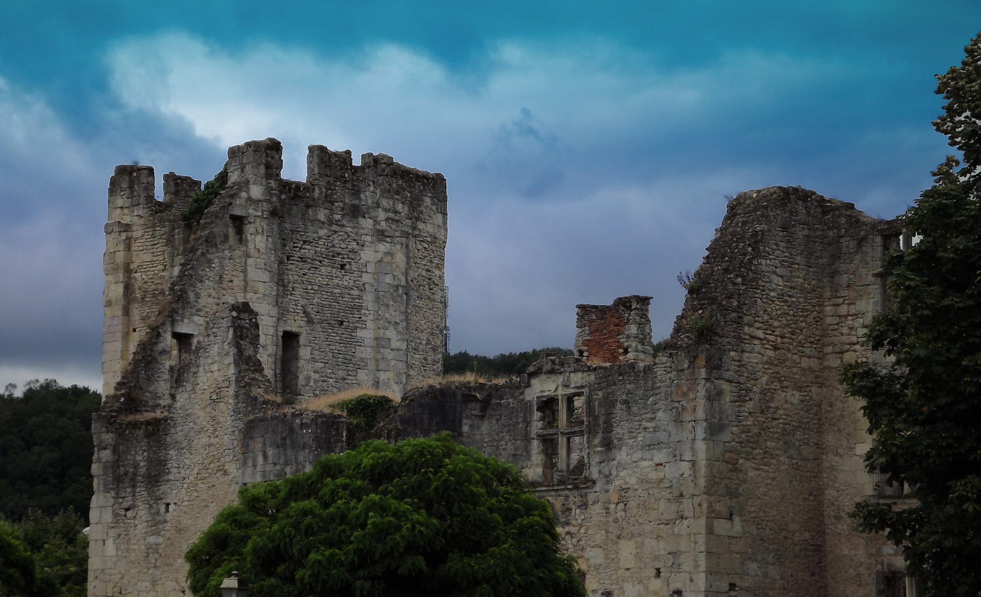 Fonds d'cran Constructions et architecture Ruines - Vestiges ruines du chateau barriere (prigueux)