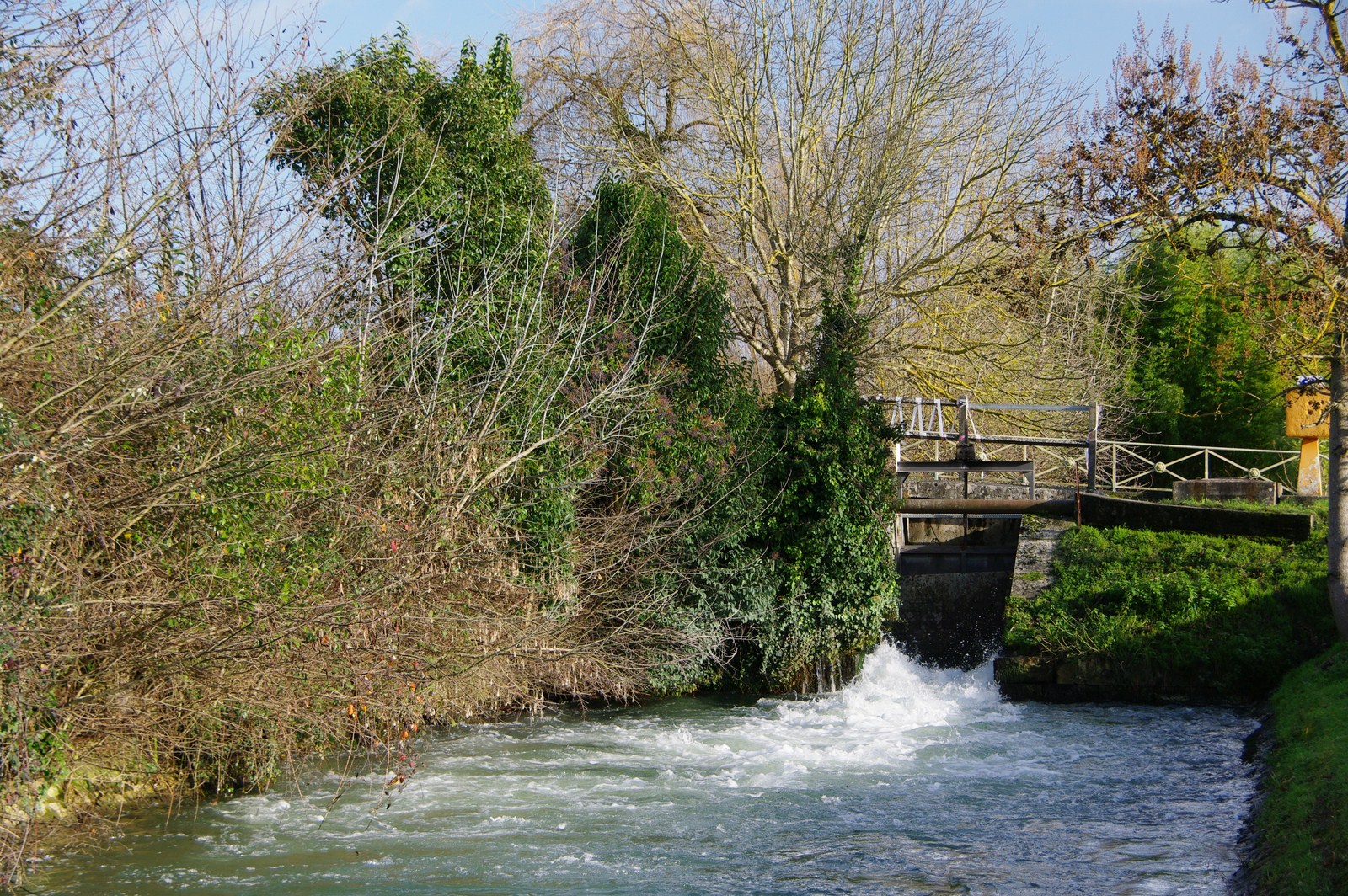 Fonds d'cran Nature Canaux Vidange d'cluse canal du midi