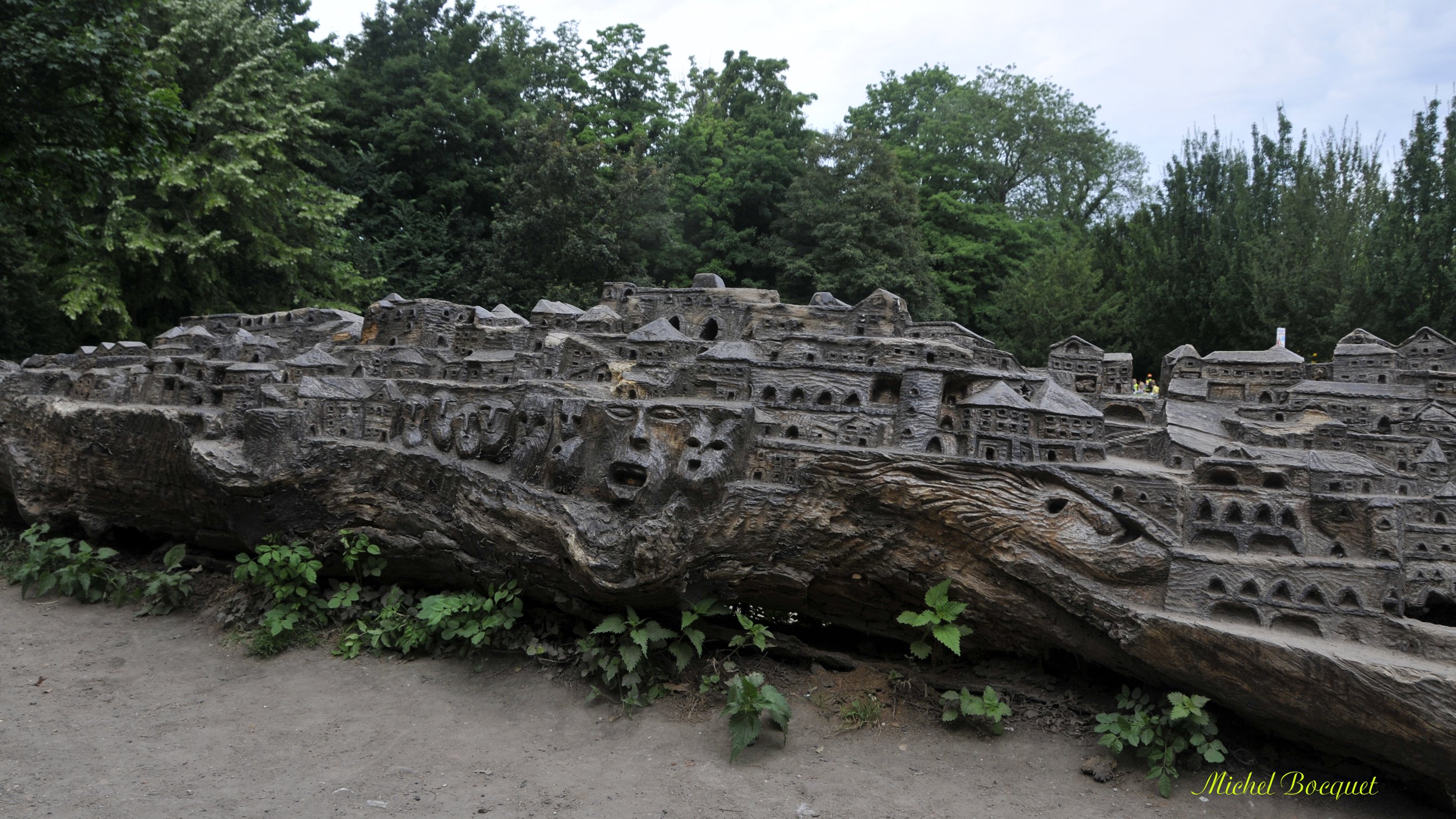 Fonds d'cran Objets Statuettes - Sculptures Tronc d'arbre sculpt