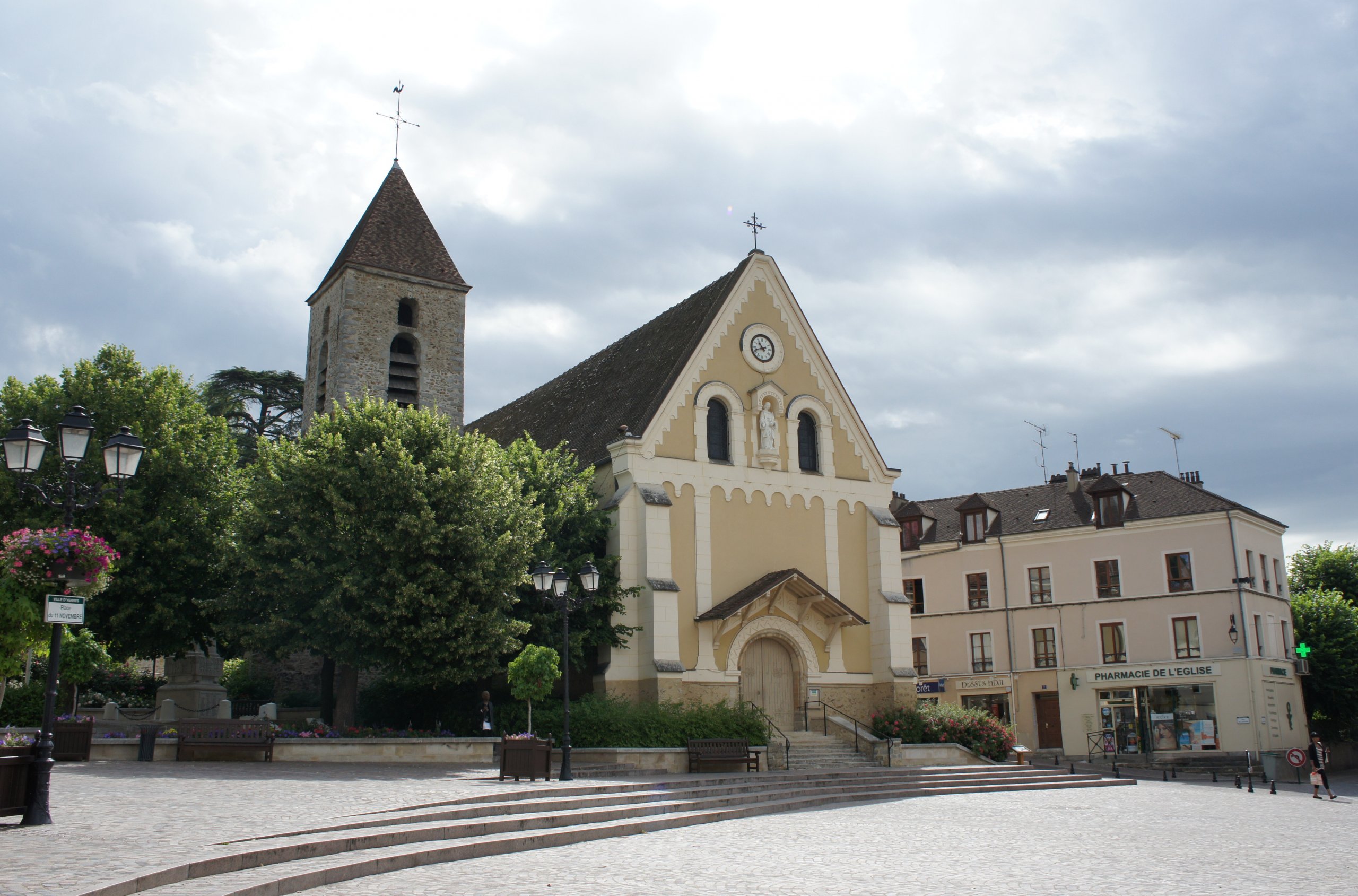 Fonds d'cran Constructions et architecture Edifices Religieux place et église de Yerres 91