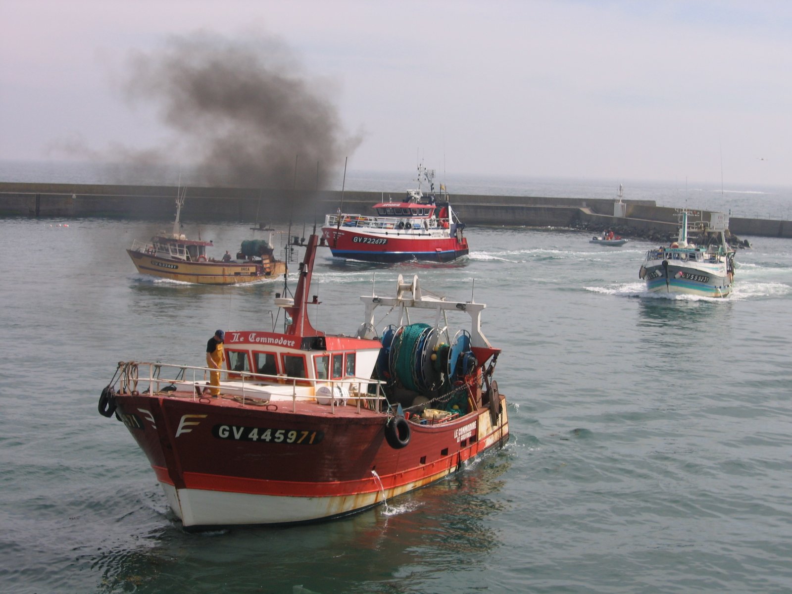 Wallpapers Boats Fishing Boats les bateaux de peche rentre au port du guilvinec