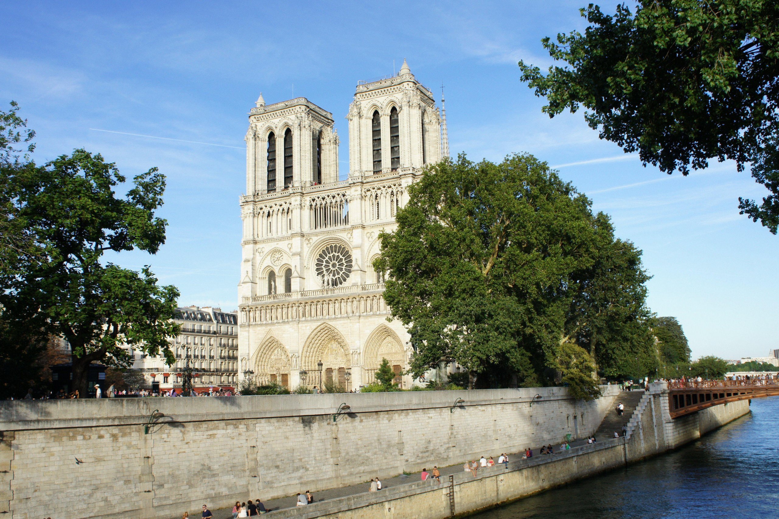 Fonds d'cran Constructions et architecture Edifices Religieux Cathédrale Notre-Dame-de-Paris  les quais de Paris 