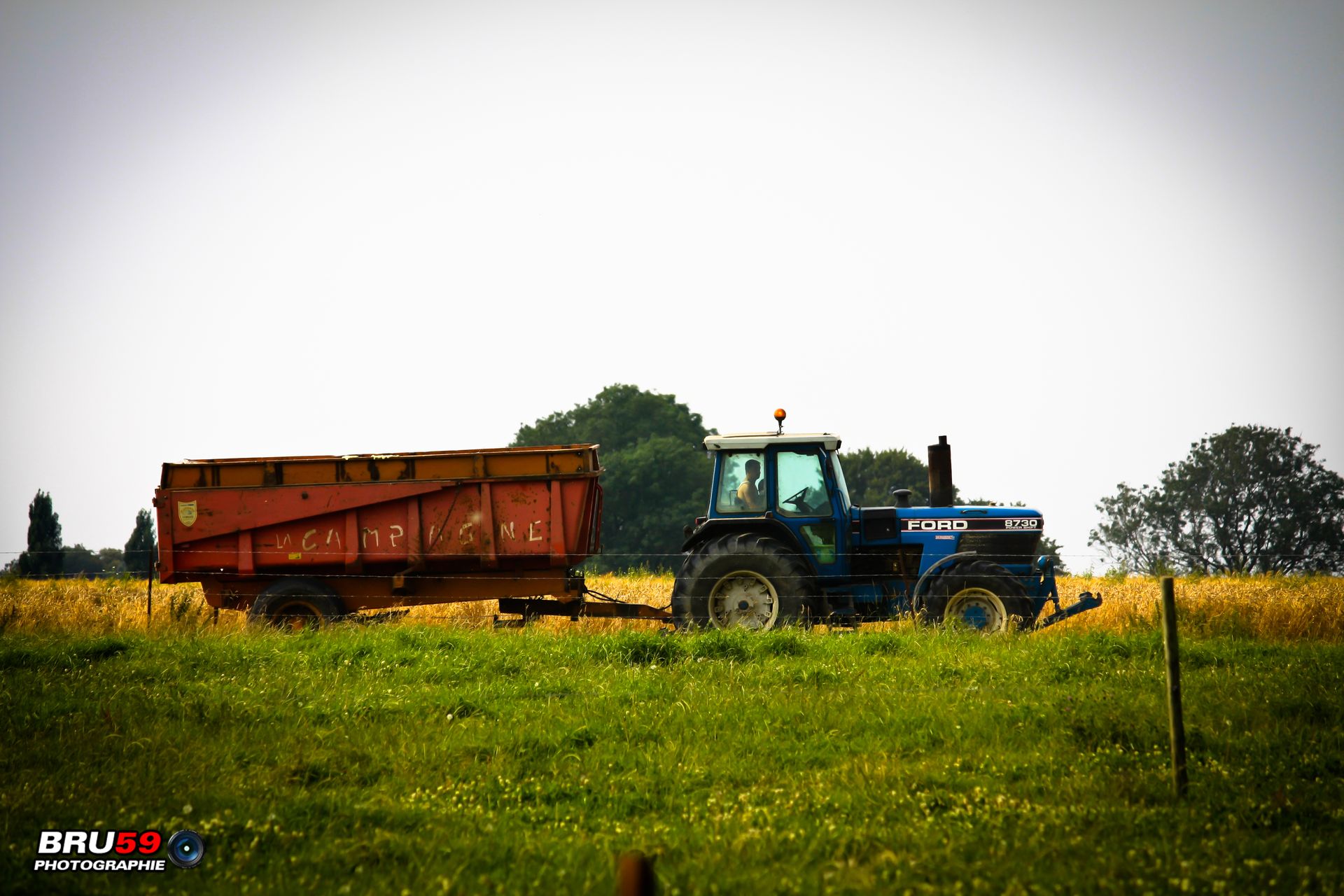 Fonds d'cran Transports divers Tracteurs Tracteur dans le champ