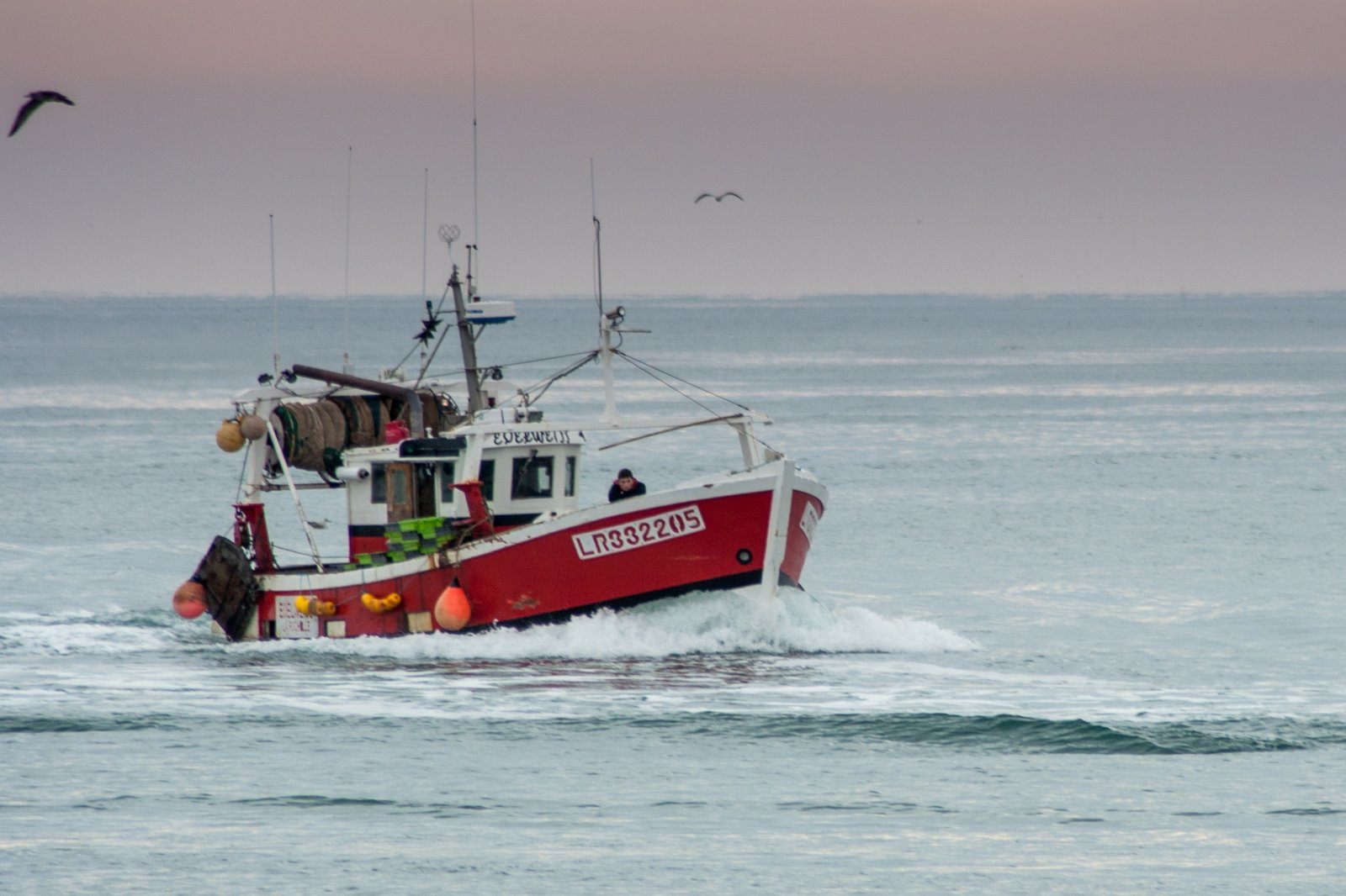 Fonds d'cran Bateaux Bateaux de pche une autre photo de retour de pêche avec un bateau rouge.....