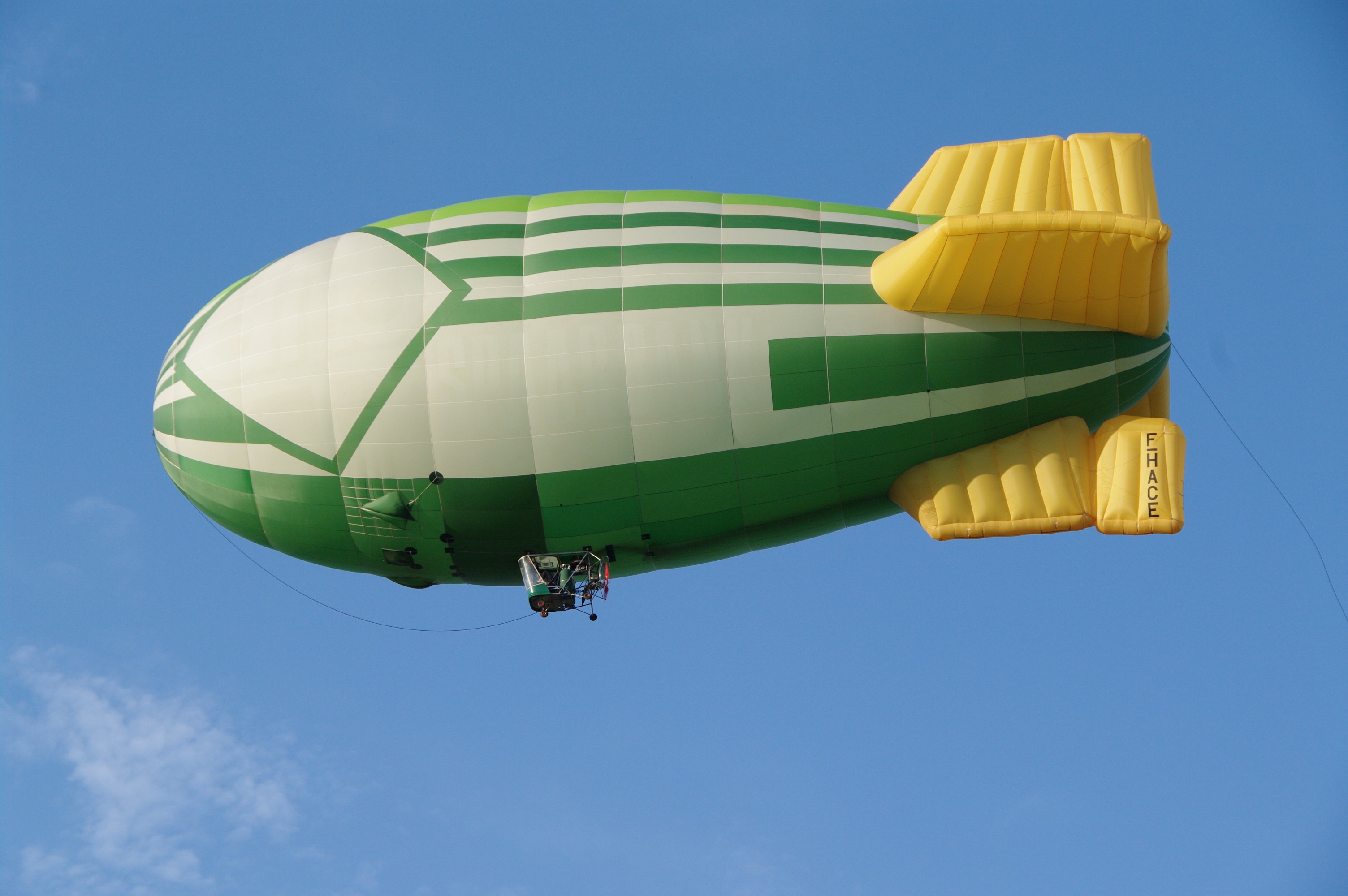 Fonds d'cran Avions Montgolfires - Dirigeables Ballon dirigeable