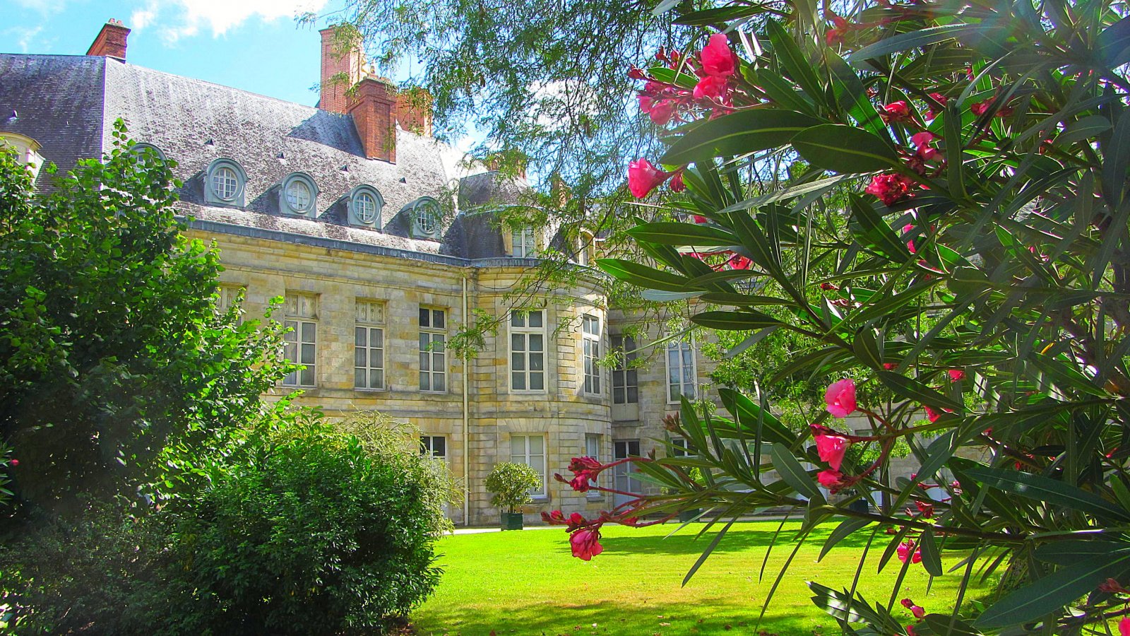 Fonds d'cran Constructions et architecture Chteaux - Palais le château de Fontainebleau