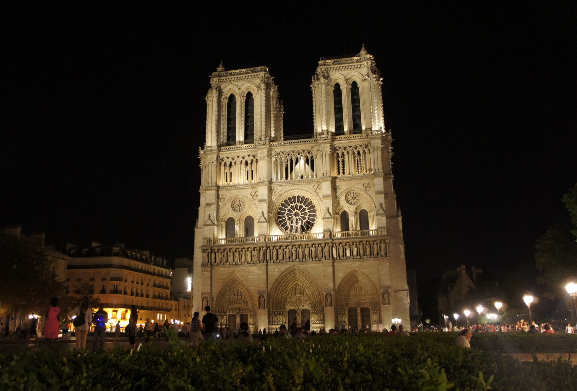 Fonds d'cran Constructions et architecture Edifices Religieux La cathédrale Notre-Dame de Paris de nuit .