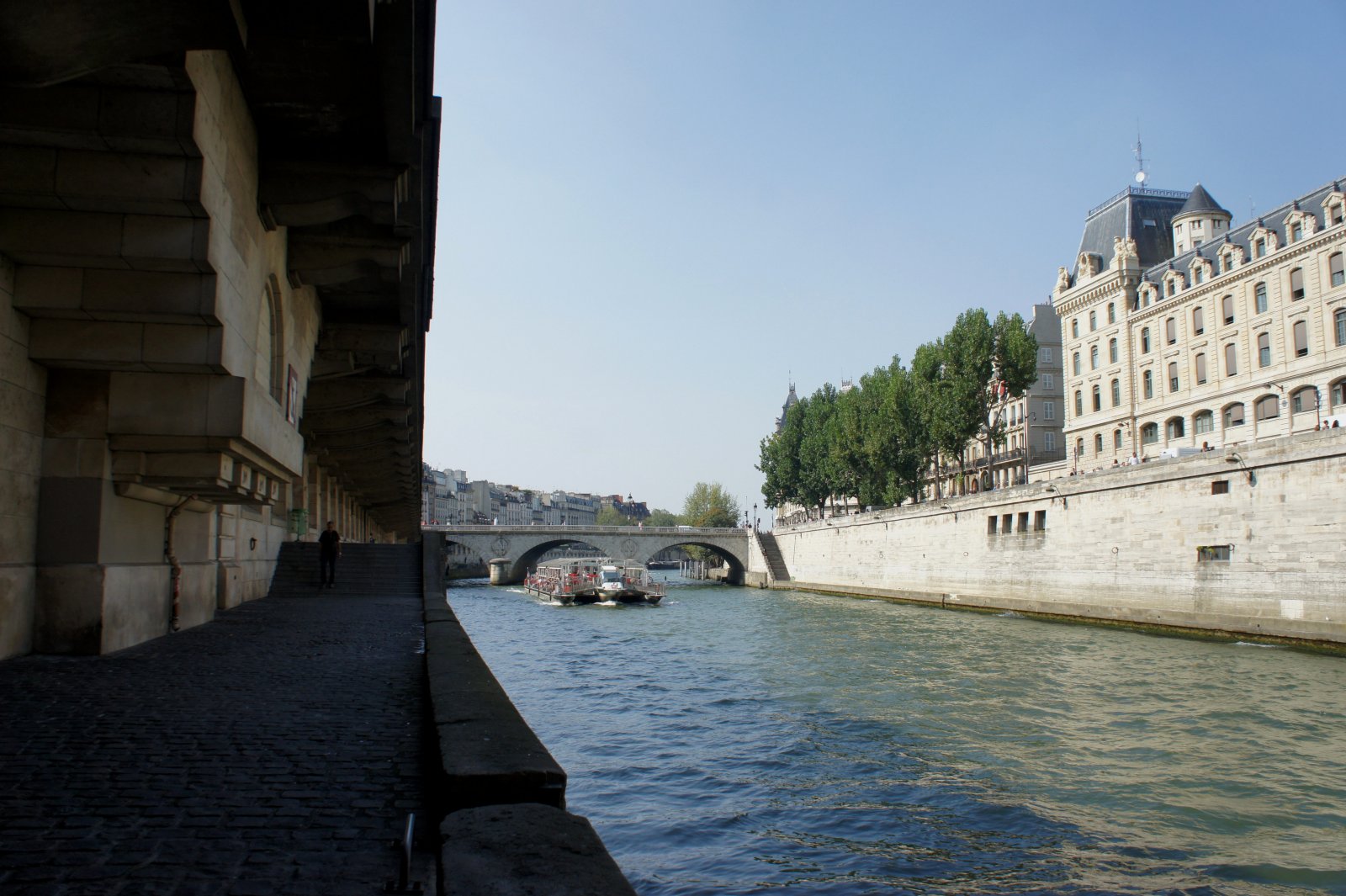 Fonds d'cran Constructions et architecture Ports - Quais Les quais de la seine (quartier Saint-Michel et Cathédrale Notre-dame)