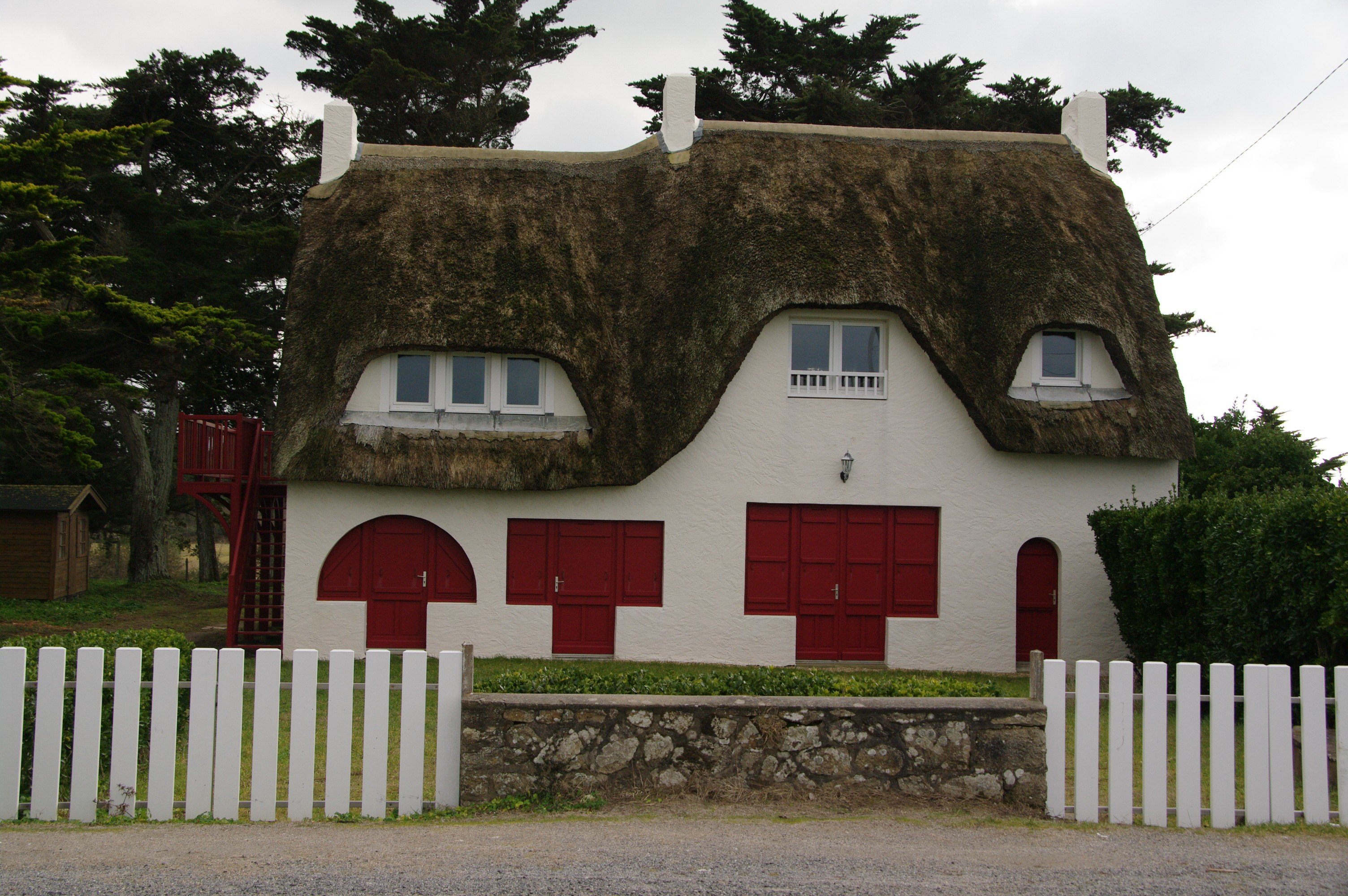 Fonds d'cran Constructions et architecture Constructions champtres Belle Maison Typique au toit de chaume