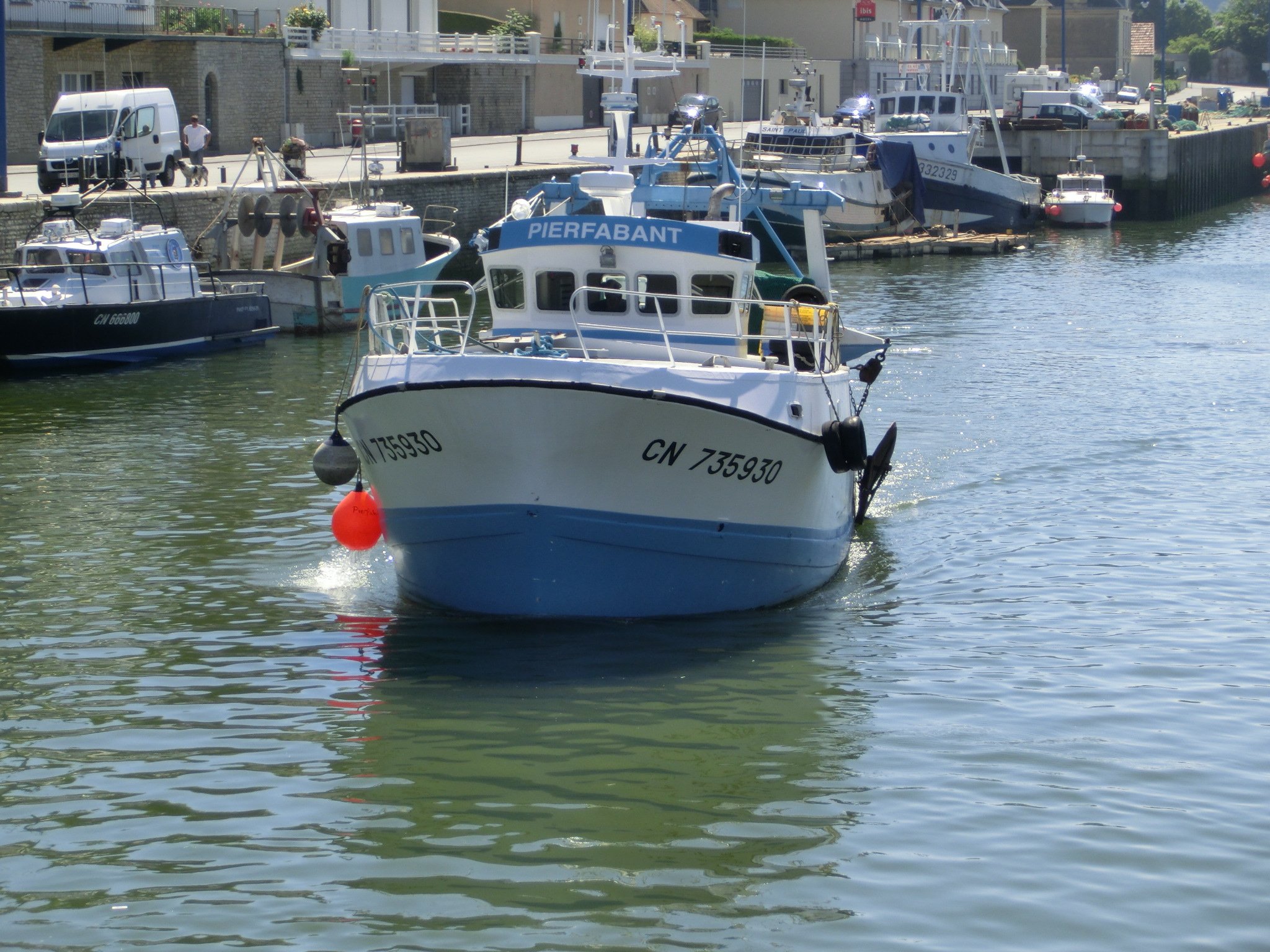 Fonds d'cran Bateaux Bateaux de pche bateau de peche a port en bessin