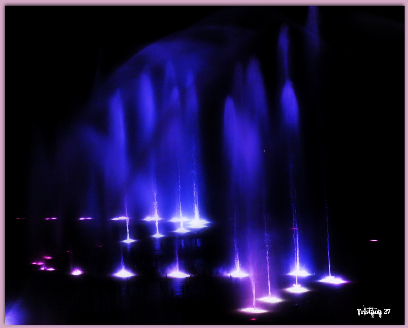 Fonds d'cran Constructions et architecture Fontaines - Jets d'eau Jeux de lumire sur l'eau...