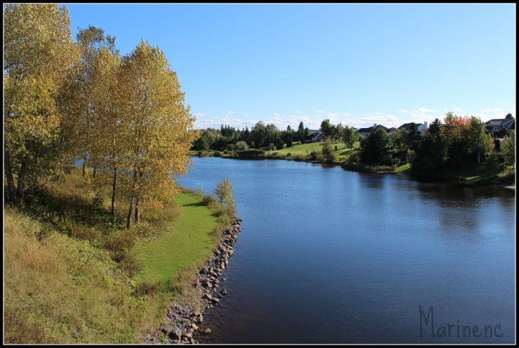 Fonds d'cran Nature Fleuves - Rivires - Torrents Et au milieu coule une rivire