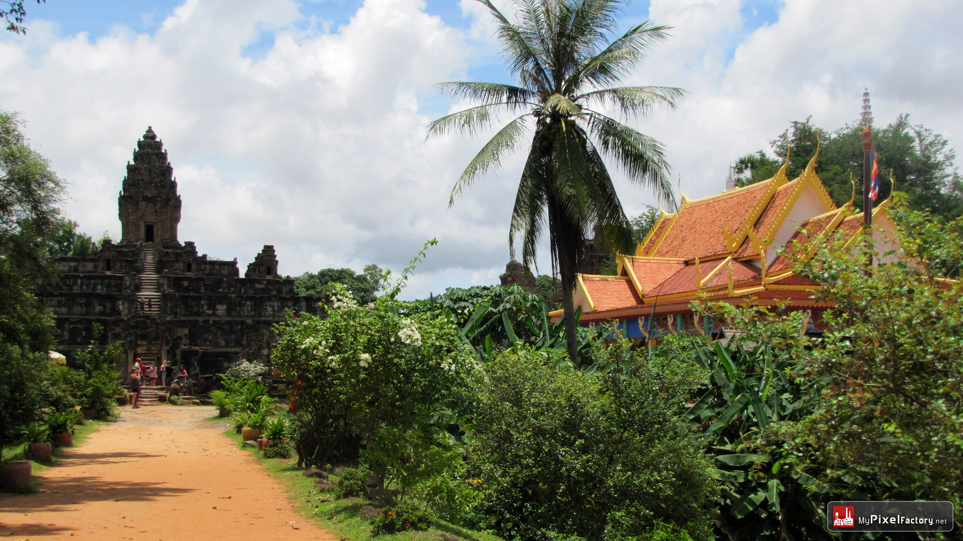 Fonds d'cran Voyages : Asie Cambodge Temple de Bakong et monastere