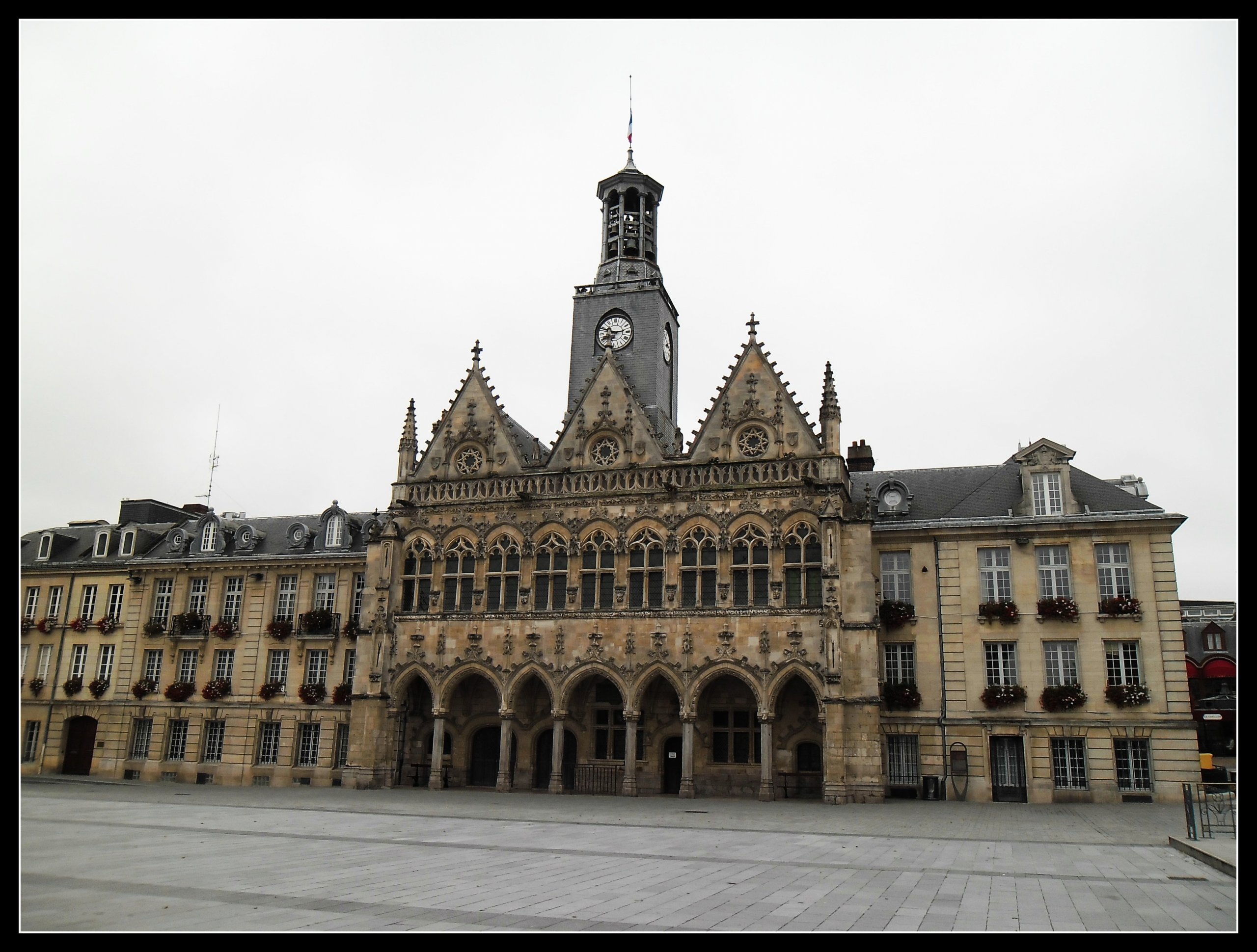 Wallpapers Constructions and architecture Statues - Monuments Hotel de ville ST Quentin