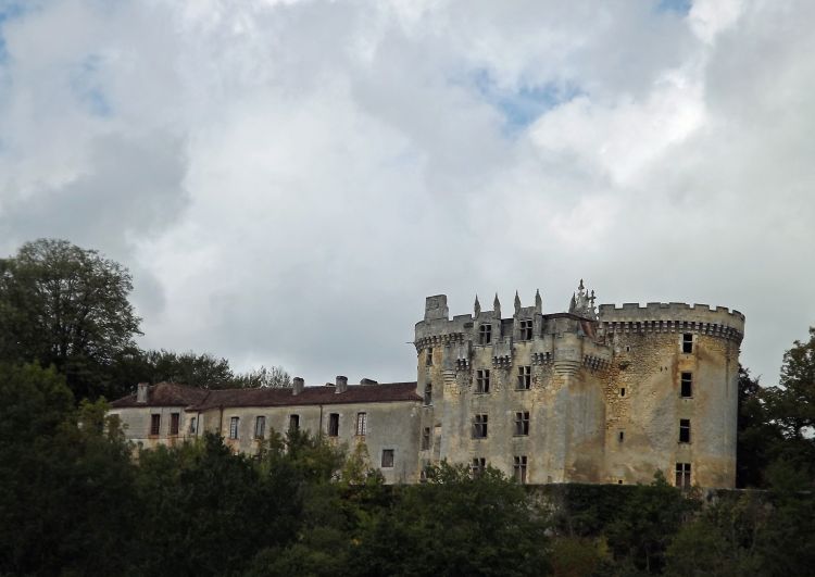 Fonds d'cran Constructions et architecture Chteaux - Palais les ruines du château (la Chapelle faucher)