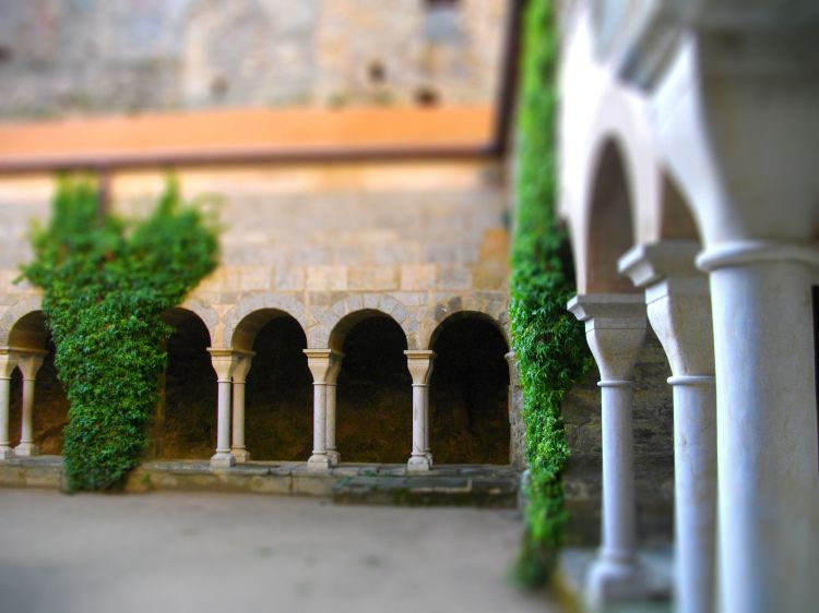 Fonds d'cran Constructions et architecture Edifices Religieux clotre d'une ancienne abbaye