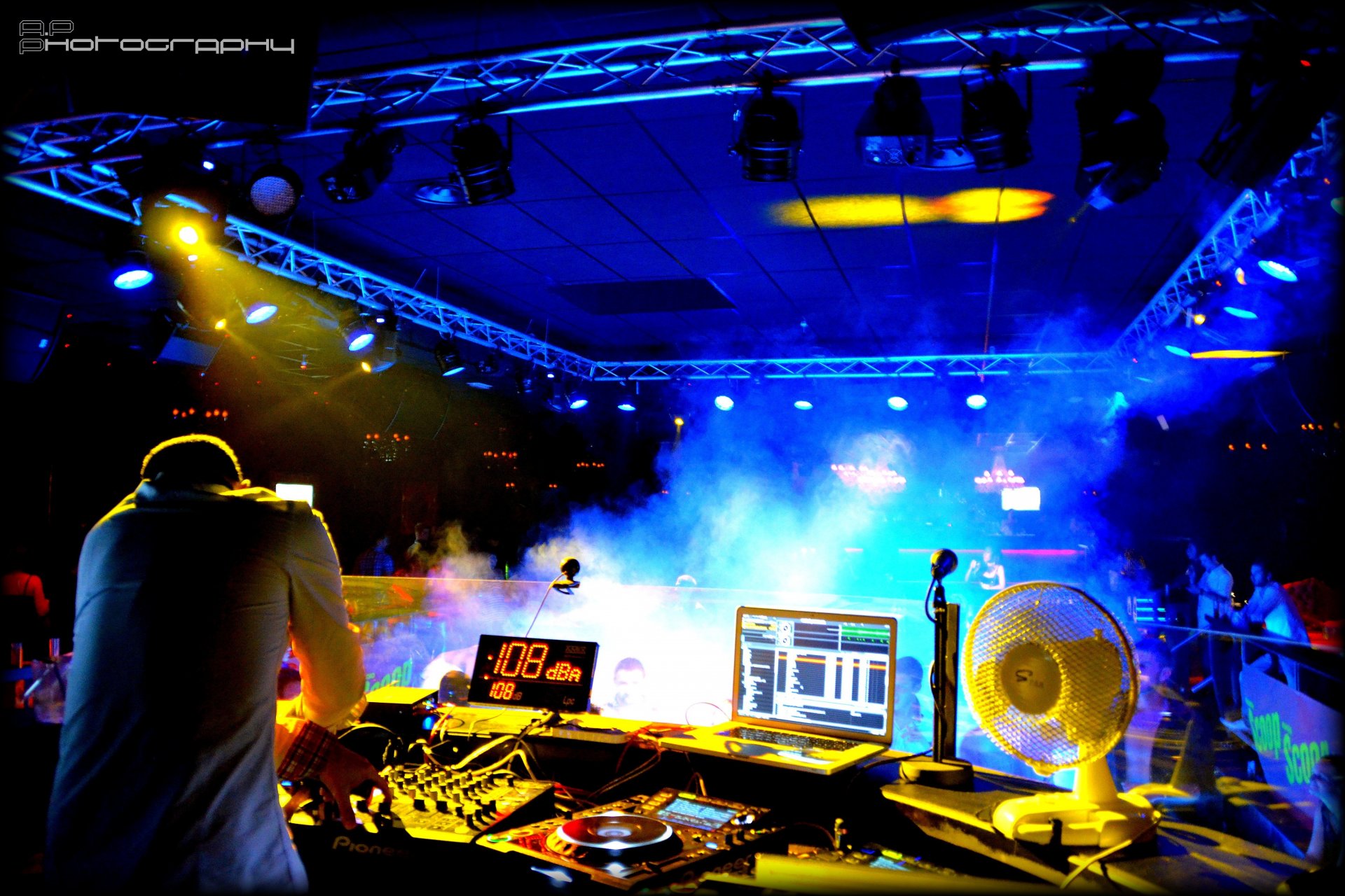 Wallpapers Music Dj Dj en plein mix...