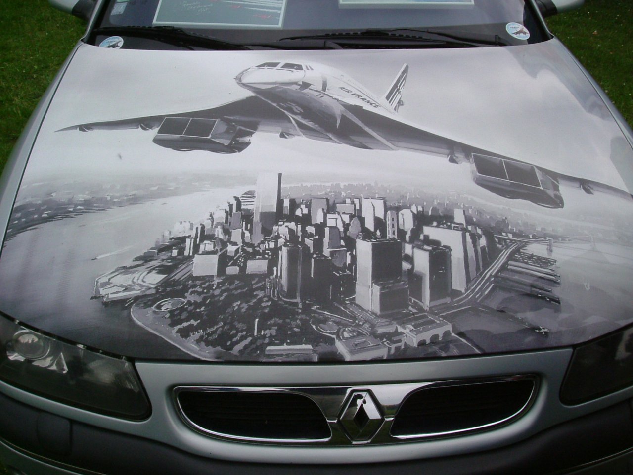 Wallpapers Cars Renault fresque sur capot d'une renault