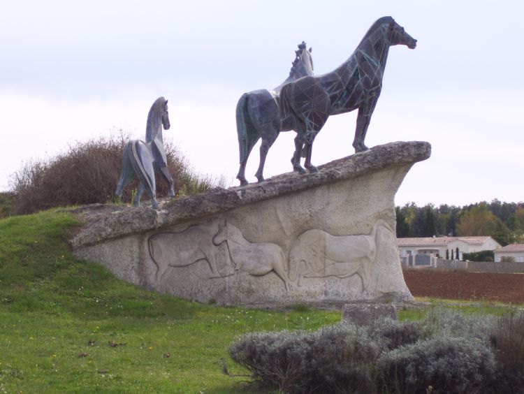 Fonds d'cran Constructions et architecture Statues - Monuments Les chevaux de MOUTHIERS