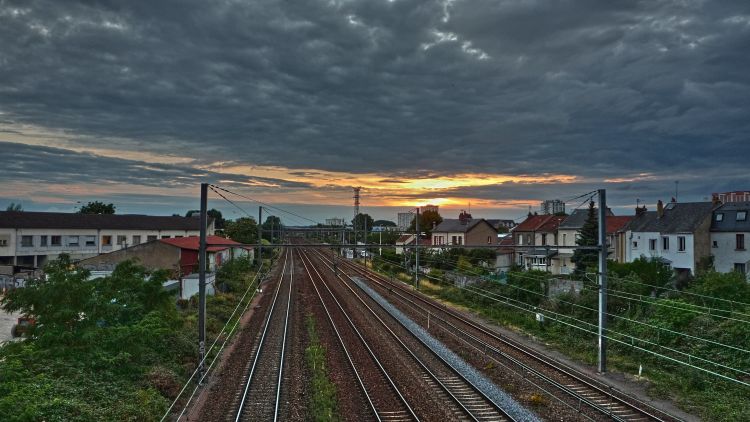 Fonds d'cran Constructions et architecture Gares - Rails suis ta voie