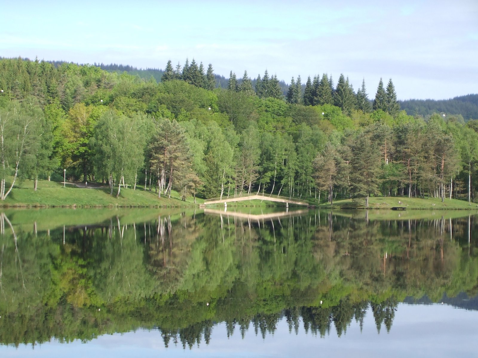 Fonds d'cran Nature Lacs - Etangs Miroir sur lac en haute correze