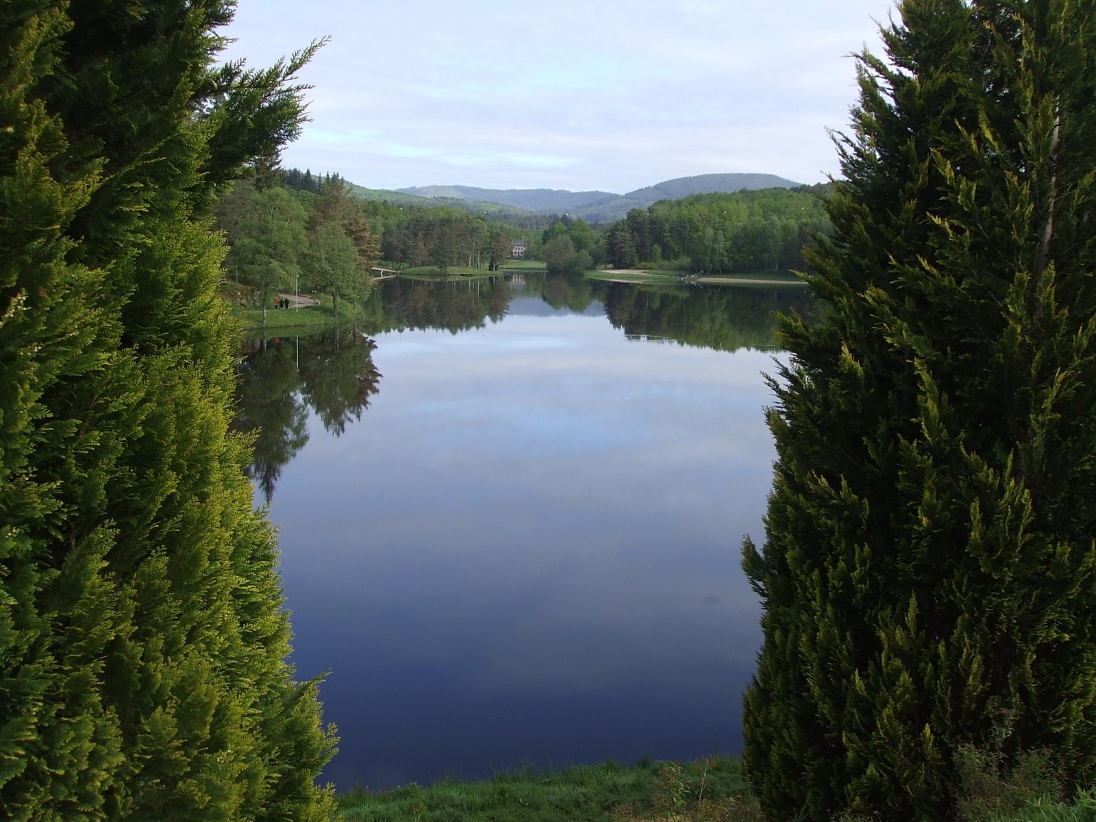 Fonds d'cran Nature Lacs - Etangs Miroir sur lac en haute correze