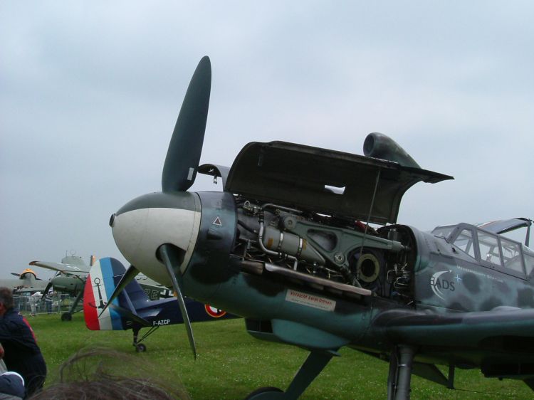 Fonds d'cran Avions Avions militaires Miroir sur lac en haute correze