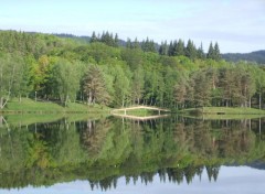  Nature Miroir sur lac en haute correze