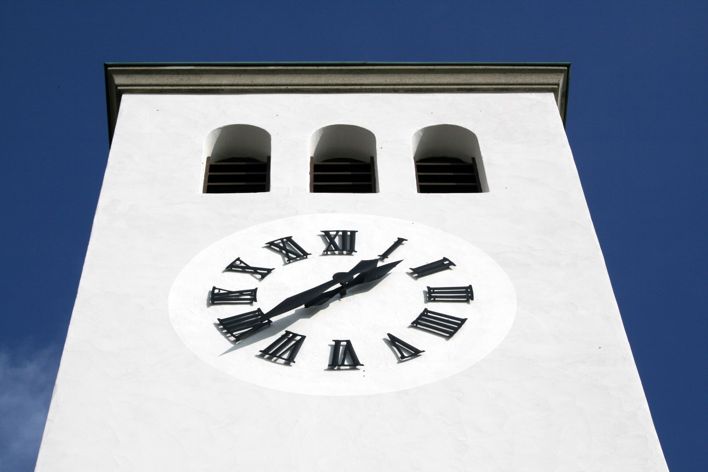 Wallpapers Constructions and architecture Religious Buildings Clocher d'église sur fond bleu