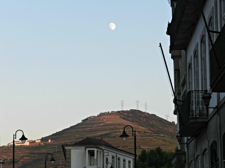 Fonds d'cran Voyages : Europe Portugal Lune de jour