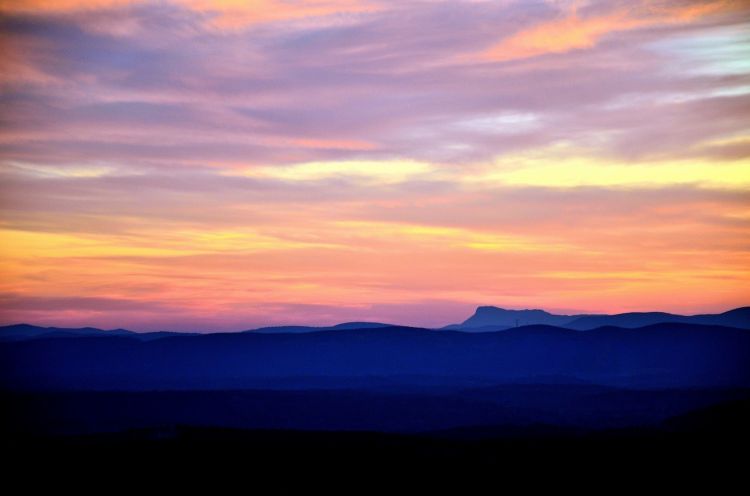 Fonds d'cran Nature Couchers et levers de Soleil Crépuscule sur les collines de Provence