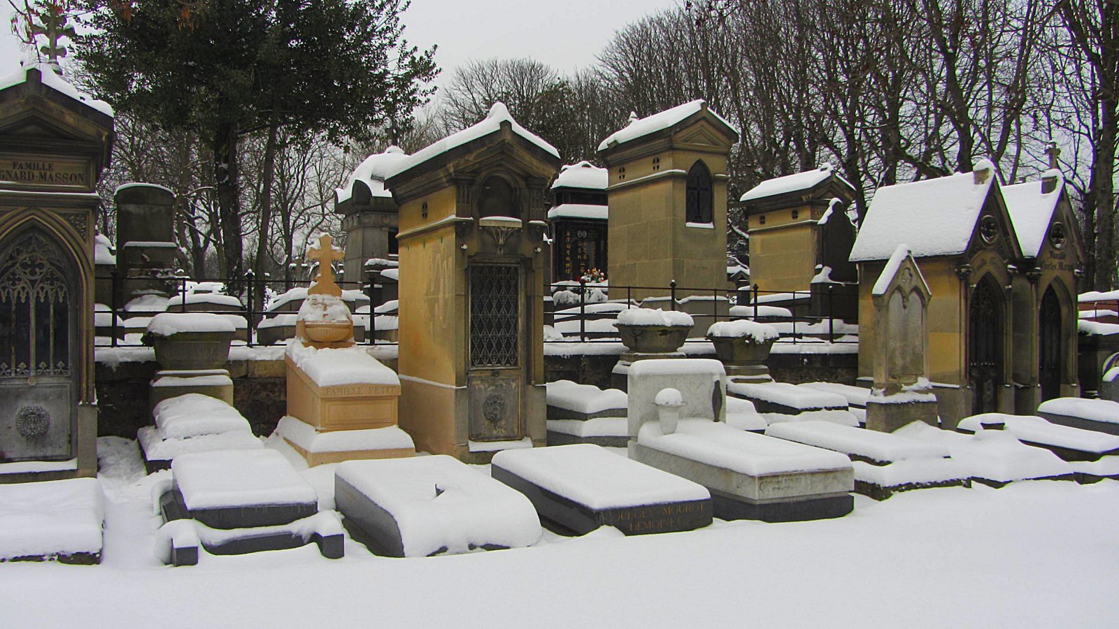 Wallpapers Constructions and architecture Cemeteries le cimetière du Père Lachaise sous la neige