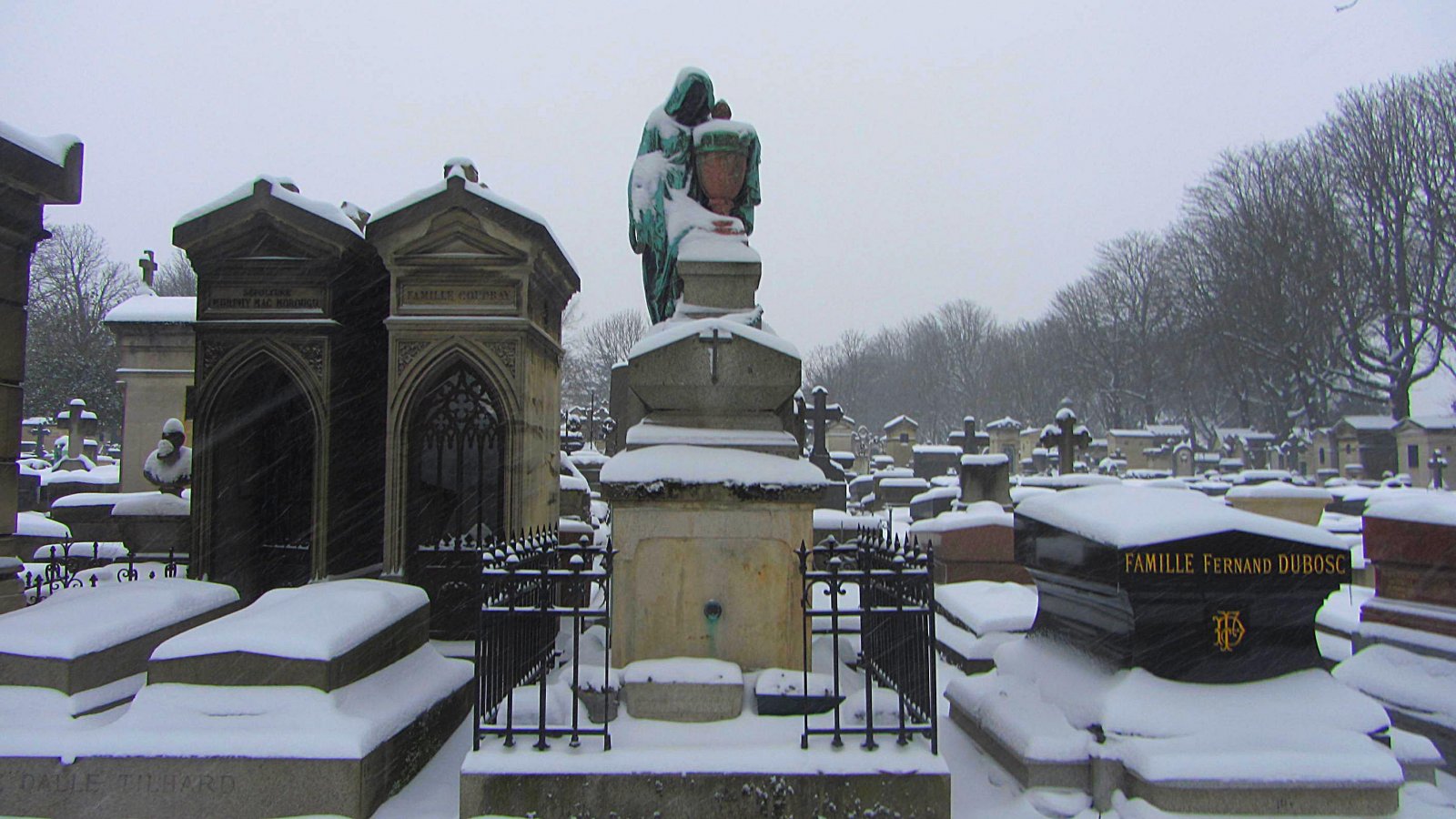 Fonds d'cran Constructions et architecture Cimetires le cimetière du Père Lachaise sous la neige