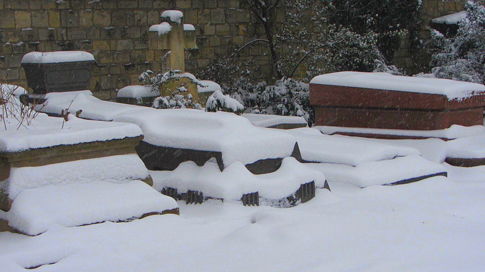 Fonds d'cran Constructions et architecture Cimetires le cimetière du Père Lachaise sous la neige