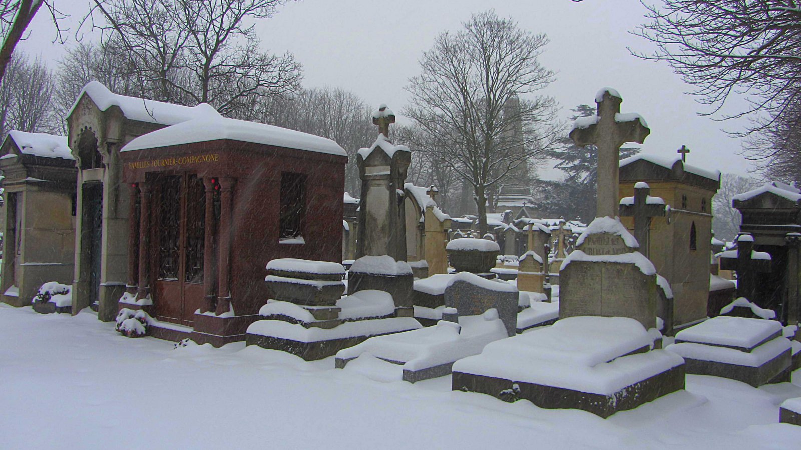 Fonds d'cran Constructions et architecture Cimetières le cimetière du Père Lachaise sous la neige