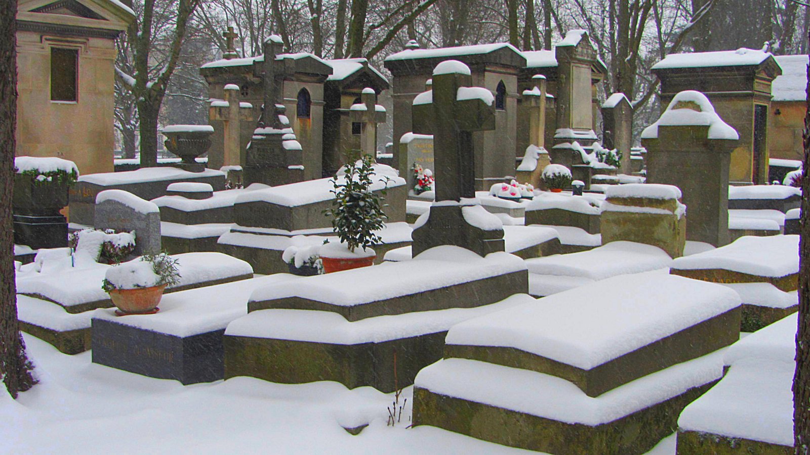 Fonds d'cran Constructions et architecture Cimetires le cimetière du Père Lachaise sous la neige