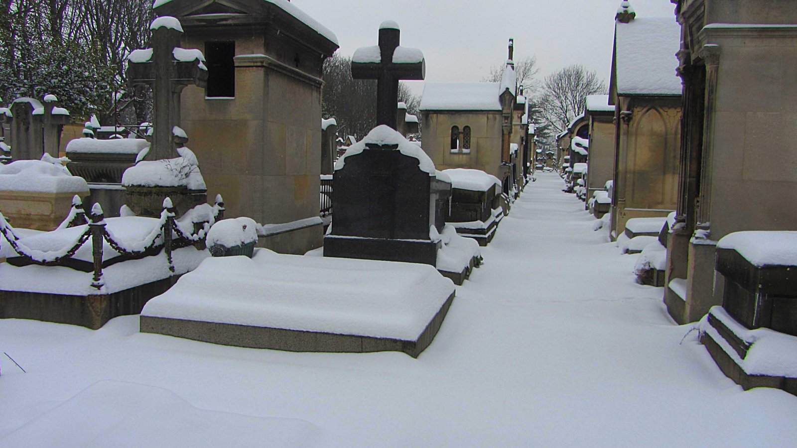 Fonds d'cran Constructions et architecture Cimetires le cimetière du Père Lachaise sous la neige