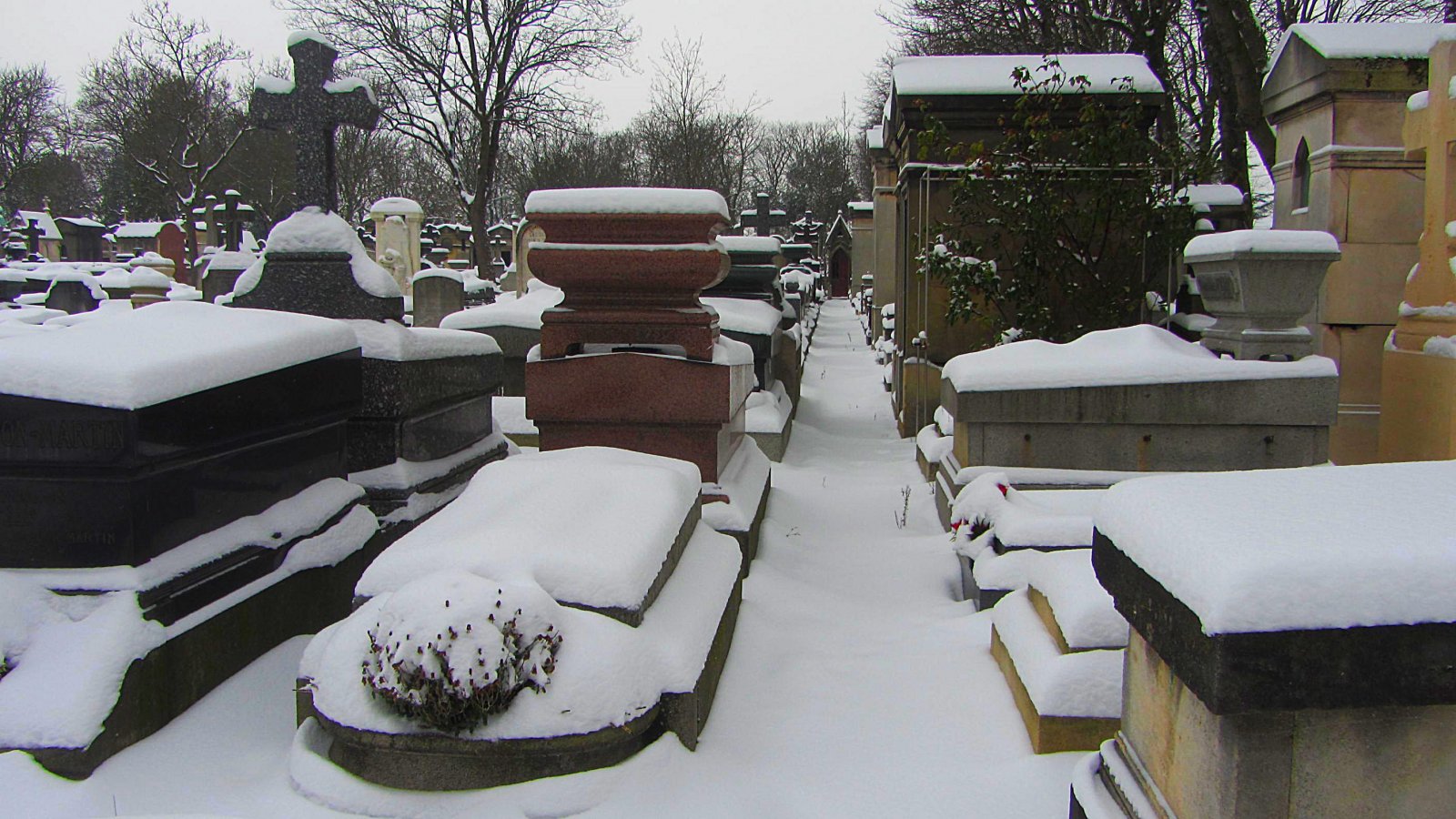 Fonds d'cran Constructions et architecture Cimetires le cimetière du Père Lachaise sous la neige