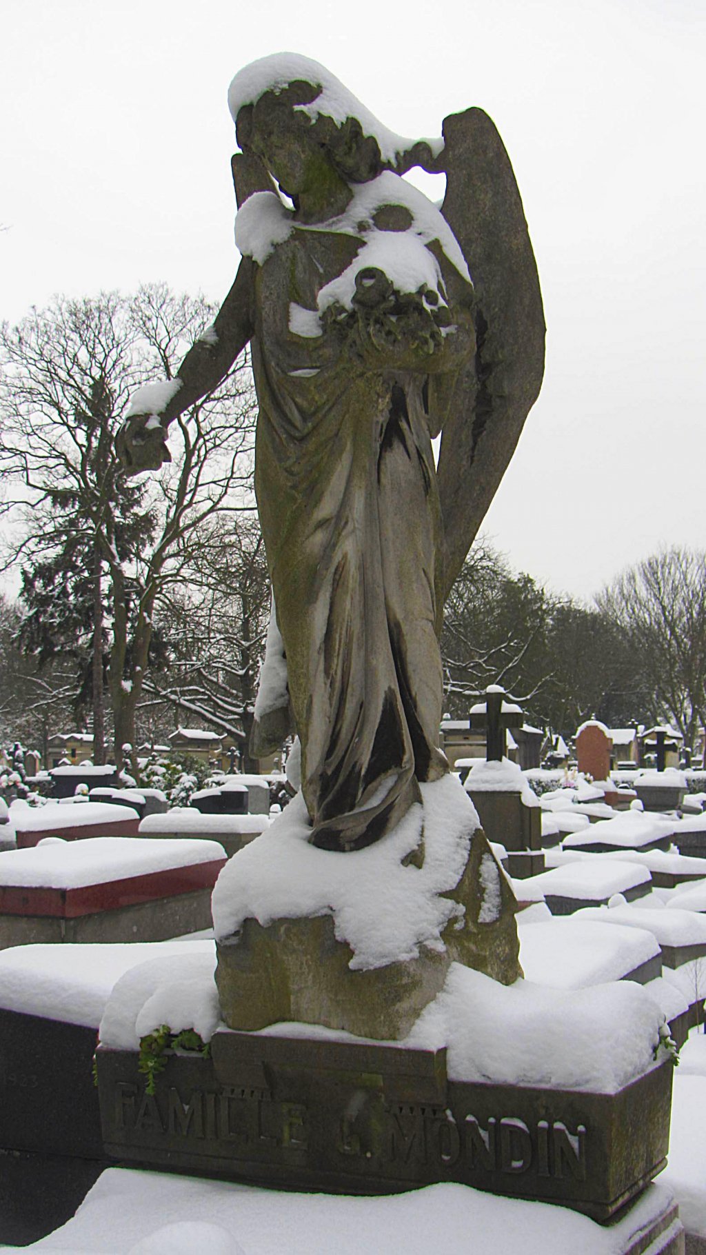 Fonds d'cran Constructions et architecture Cimetires le cimetière du Père Lachaise sous la neige