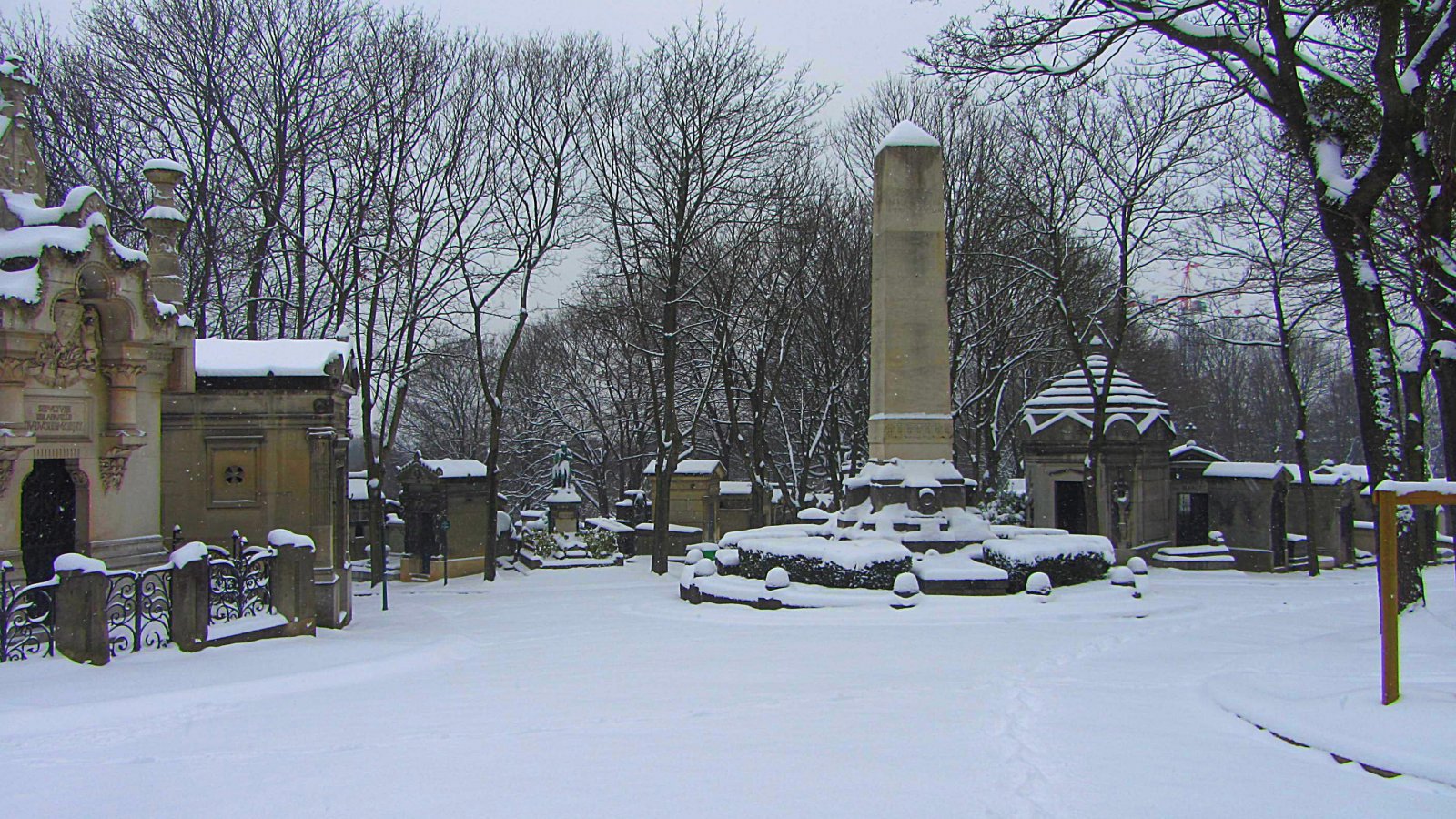 Wallpapers Constructions and architecture Cemeteries le cimetière du Père Lachaise sous la neige