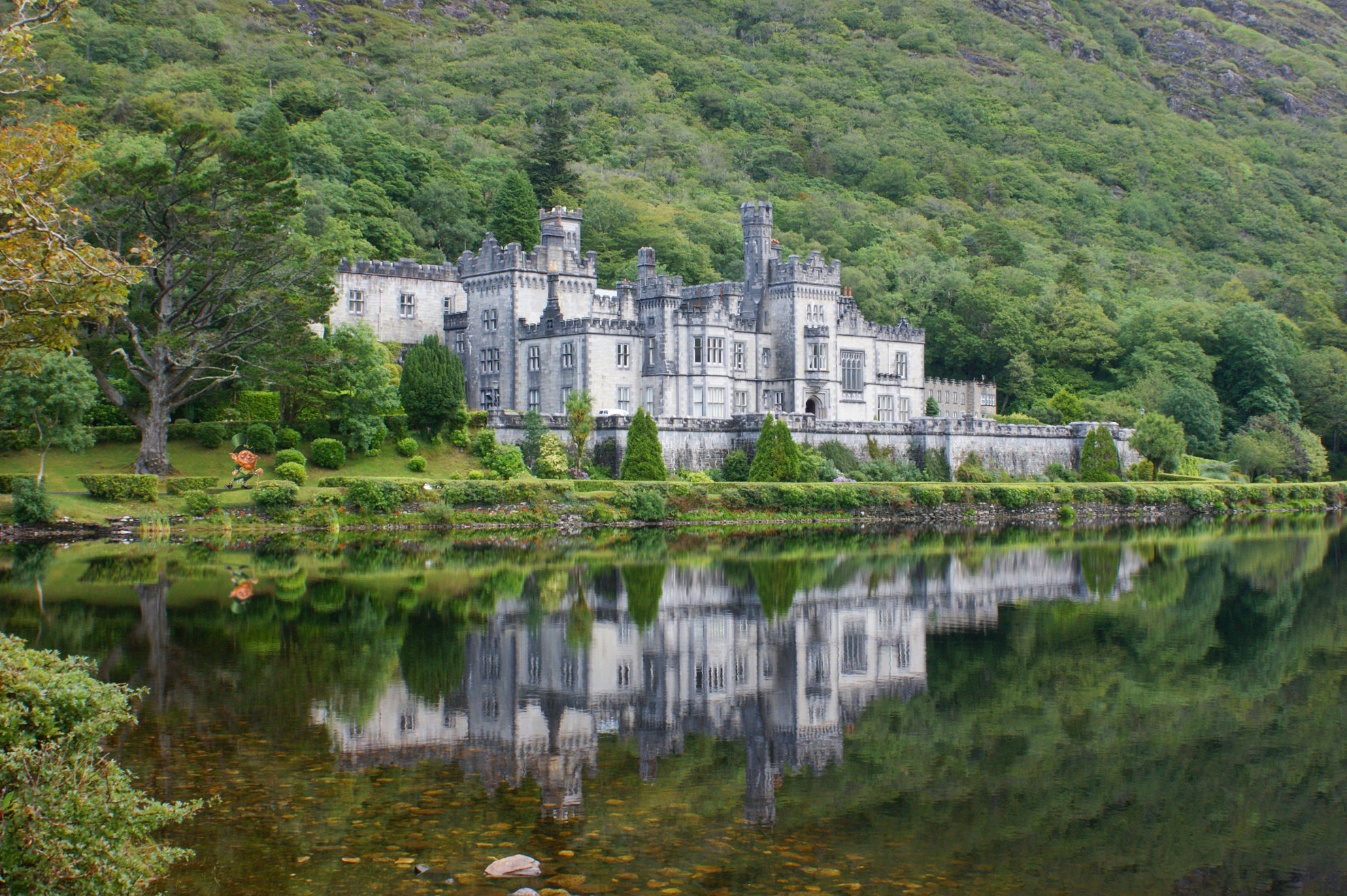 Fonds d'cran Voyages : Europe Irlande Le Leprechaun de Kilemore Abbaye