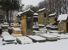  Constructions et architecture le cimetière du Père Lachaise sous la neige