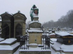  Constructions et architecture le cimetière du Père Lachaise sous la neige